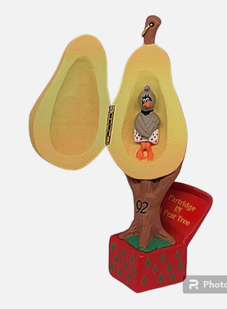 1992 Partridge In a Pear Tree - Hinged pear with FUNNY Partridge inside !
